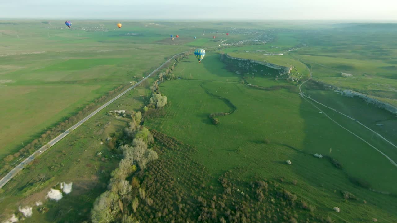녹색 계곡 위의 열기 풍선