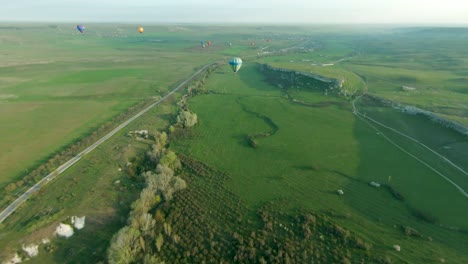 globos de aire caliente sobre un valle verde