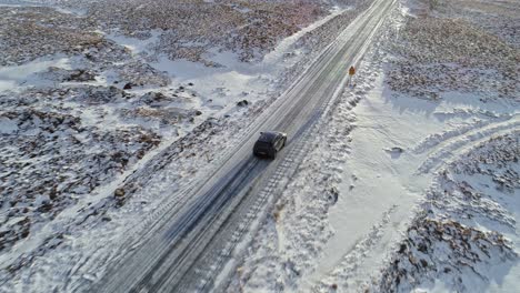 Fahren-Durch-Die-Schneeweiße-Landschaftskulisse-Von-Island---Aus-Der-Luft