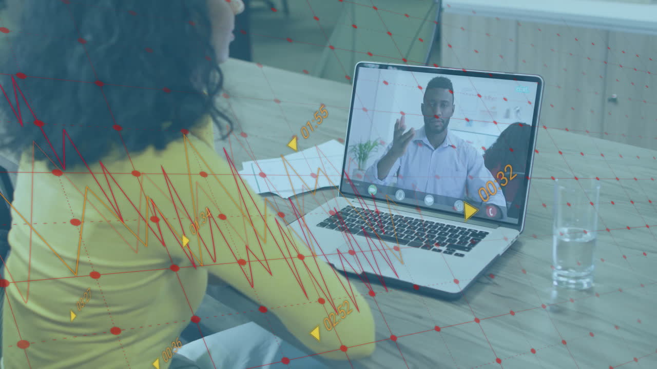 animación de procesamiento de datos sobre una mujer de negocios afroamericana haciendo una llamada de video en la oficina