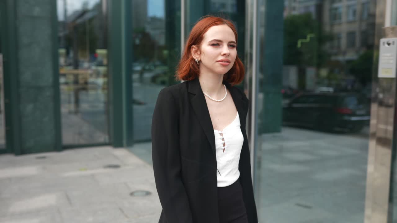 ung kvinde går i byen