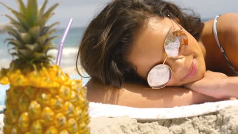 Vista-Frontal-De-Una-Mujer-De-Raza-Mixta-Relajándose-En-La-Playa-4k