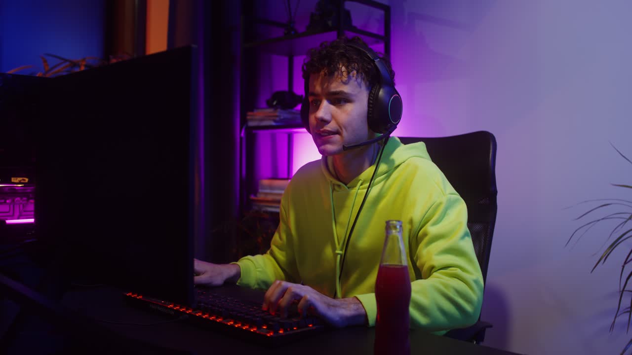 Giocatore che gioca ai videogiochi con le cuffie