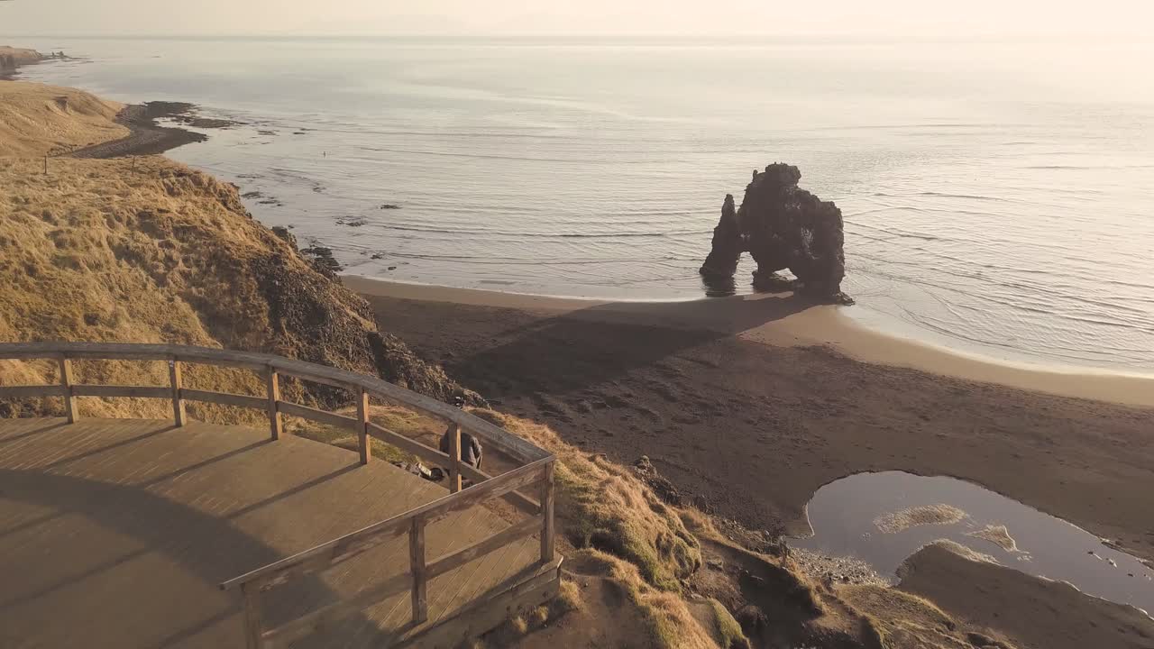 tomas de drones de la roca hvitserkur en islandia