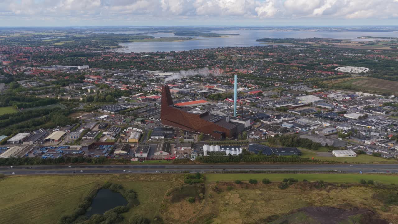Luftfoto: nyt affaldsforbrændingsanlæg i Roskilde med udstødningsfane