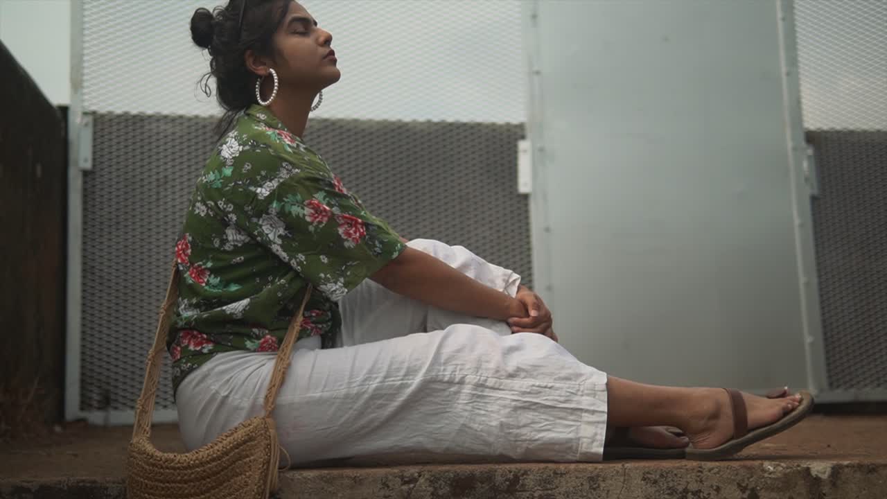 사진을 위해 포즈를 취하는 젊은 아름다운 소녀