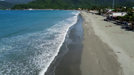 Volando-Sobre-Las-Olas-Desvaneciéndose-Suavemente-En-Una-Larga-Playa-De-Arena,-Empacadora,-Filipinas