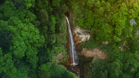 tomada aérea cinematográfica de la cascada natural de ribeira quente en sao miguel en las azores - portugal