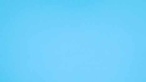 máscaras médicas, pastillas, vitaminas y vacunas aparecen en el lado izquierdo del tema azul.