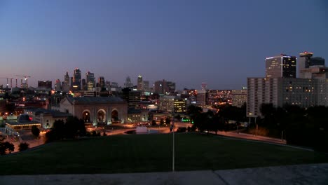 Una-Vista-Nocturna-Del-Horizonte-De-Kansas-City-Missouri-3