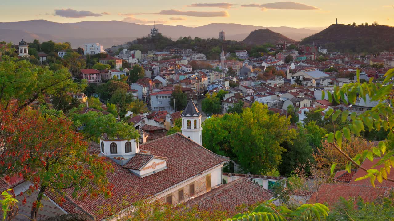 Belle case nel centro storico di Plovdiv circondate da verdi colline. Centro città di Plovdiv, Bulgaria. Luce del tramonto