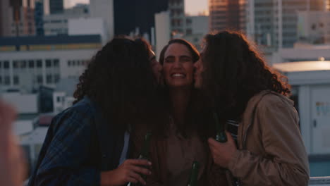 Amigos-Felices-Pasando-El-Rato-En-La-Azotea-Posando-Para-Una-Foto-Joven-Usando-Una-Cámara-Polaroid-Fotografiando-La-Celebración-De-La-Fiesta-De-Fin-De-Semana-Al-Atardecer