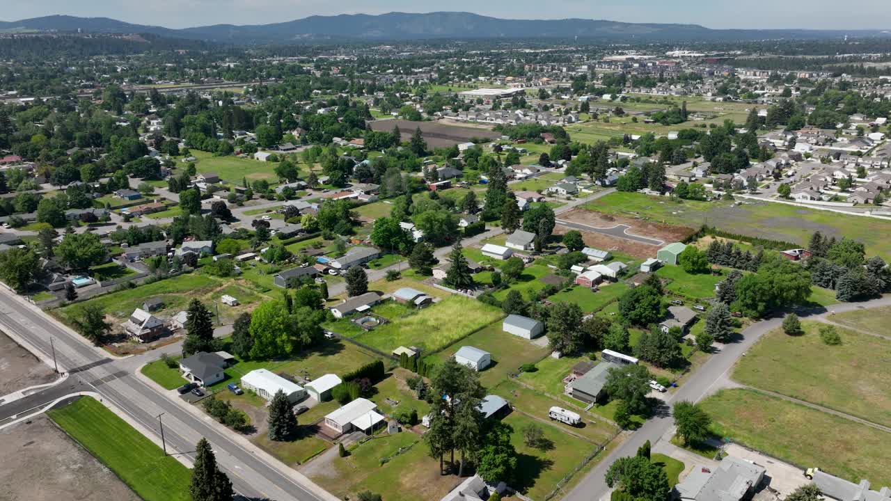toma aérea sobre los extensos vecindarios del valle de spokane