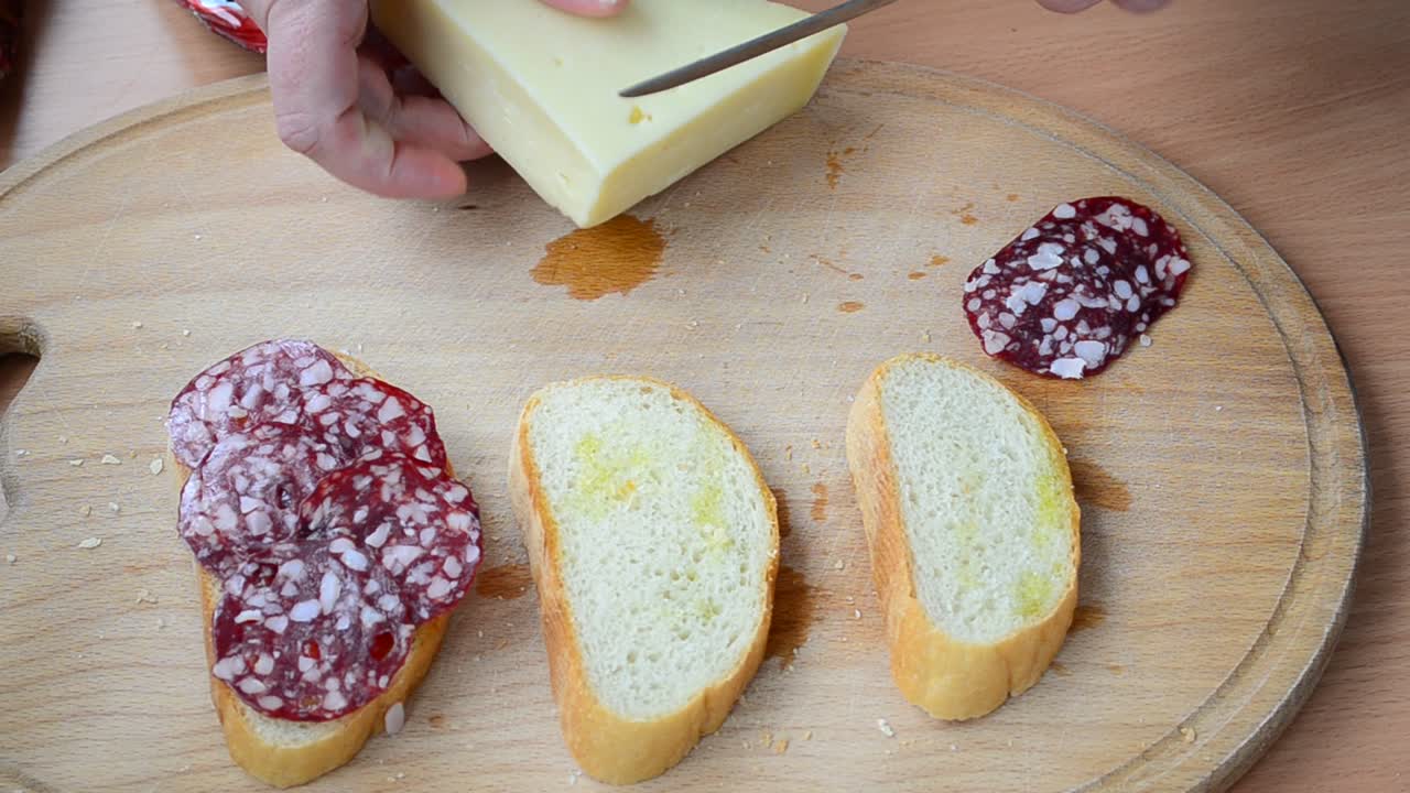 Pane e olio d'oliva. Formaggio e salsiccia