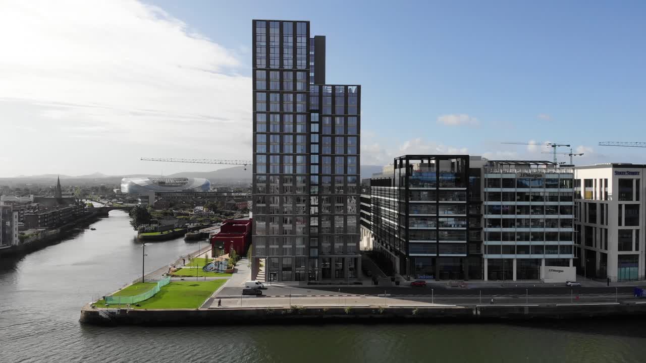 Tall Capital Dock e prédios de escritórios comerciais na margem do Rio Liffey, cidade de Dublin. Drone