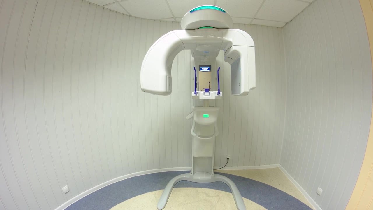 Scanner digitale panoramico 3D a raggi X dentale in clinica timelapse hyperlapse. Dimostrazione di funzionamento.
