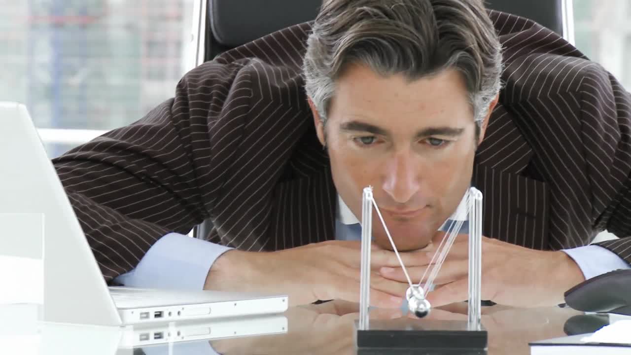 운동 공을 보는 사업가 의 파오라마