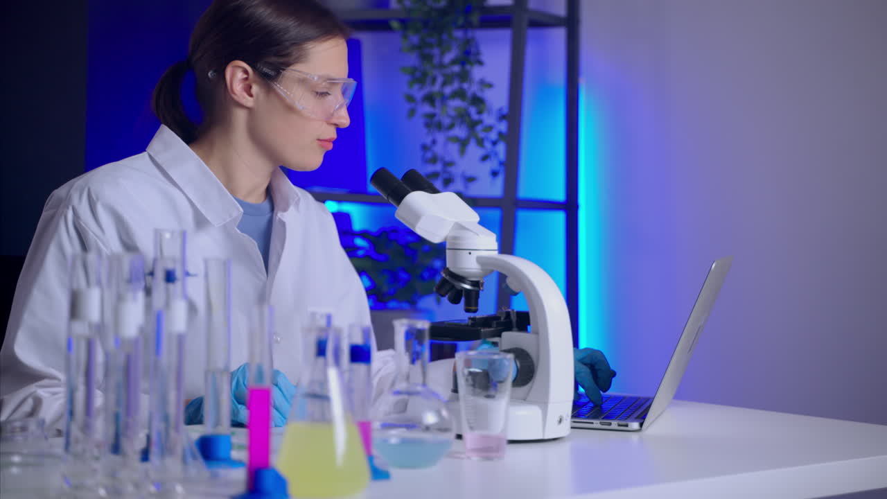 científico que lleva a cabo investigaciones en un laboratorio