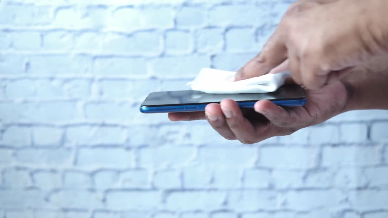 limpieza de la pantalla de un teléfono inteligente