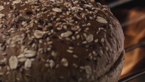 primer plano de un pan de hamburguesa de trigo entero tostado