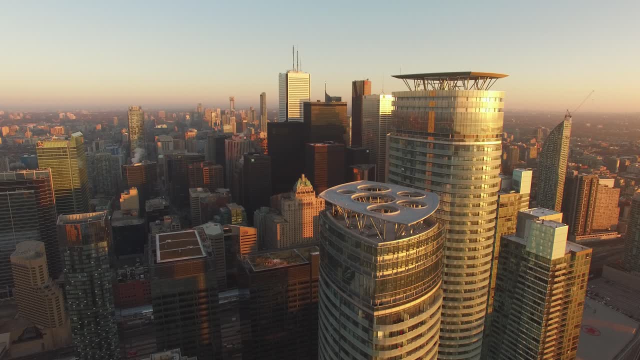 Uno scatto mattutino del sole che sorge sul distretto finanziario del centro di Toronto