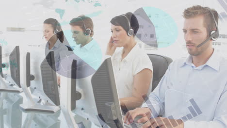animación de estadísticas y procesamiento de datos sobre una mujer de negocios con auriculares de teléfono