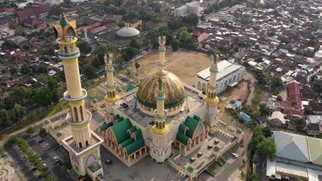 centro islámico ntb - vista aérea de la enorme mezquita con cúpula y minarete en mataram, indonesia