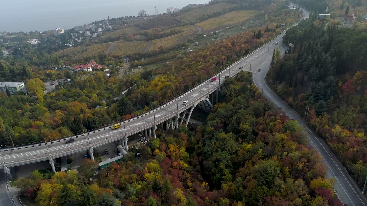 가을의 산악 고속도로 다리 공중 사진