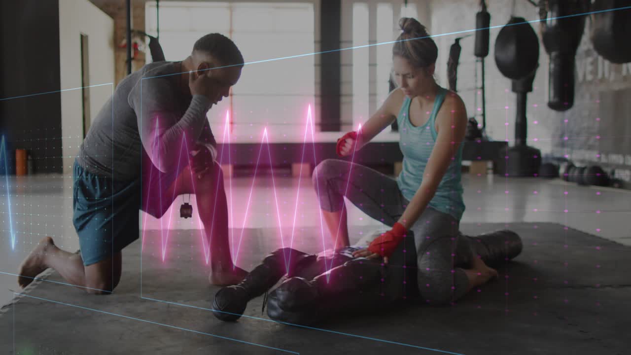 Entrenador instruyendo a un aprendiz presionando un maniquí de pecho para fitness, con una interfaz HUD evolucionando sobre la escena dando retroalimentación.