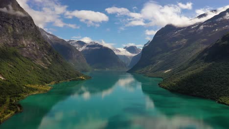 la hermosa naturaleza de noruega paisaje natural lago lovatnet.