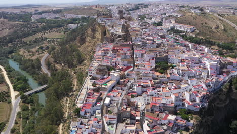 aéreo - arcos de la frontera, cádiz, andalucía, españa, tiro amplio hacia adelante