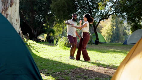 naturaleza, acampar y una joven pareja bailando juntos
