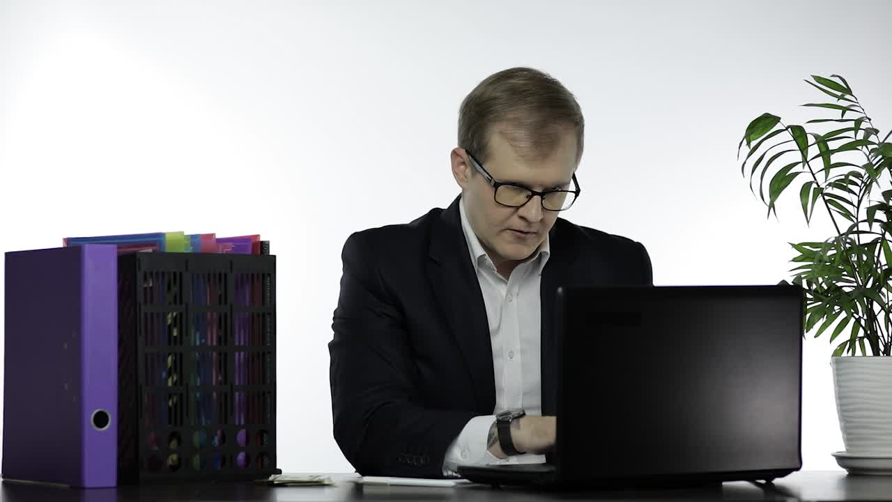 hombre de negocios trabajando en la oficina. reza, cruza los dedos, espera un buen resultado