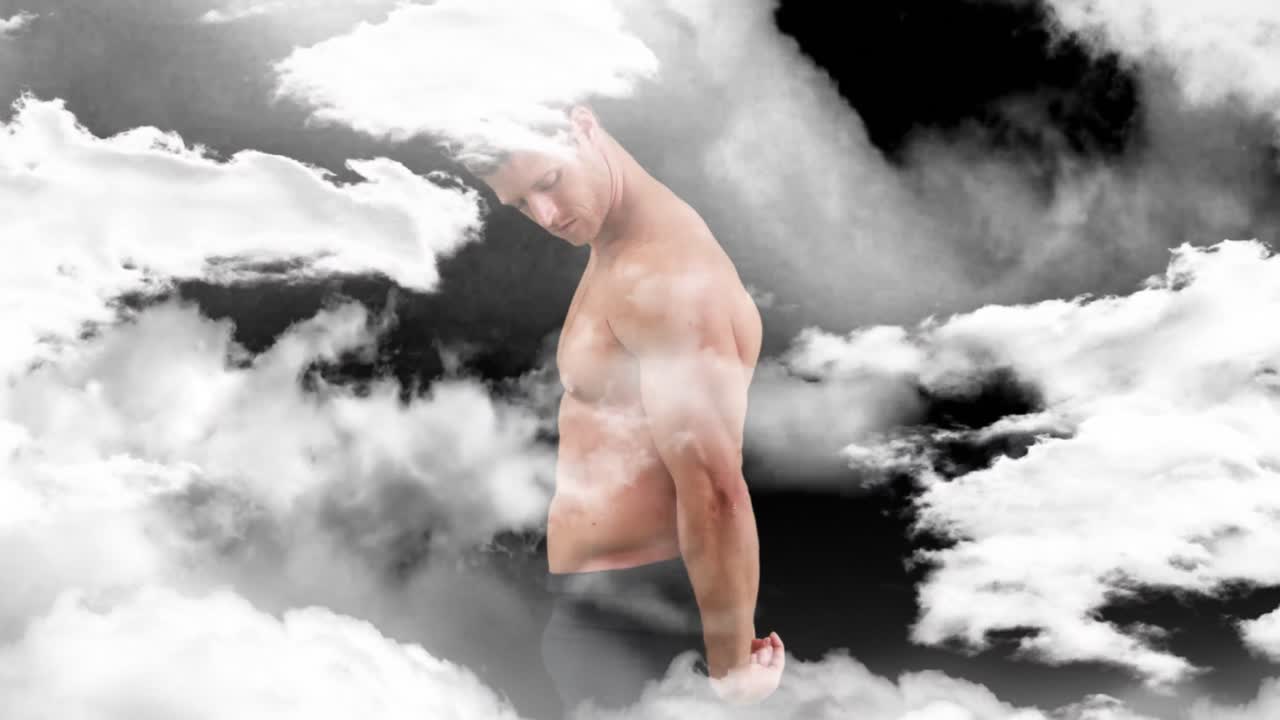 мышечный мужчина позирует в тумане 4k