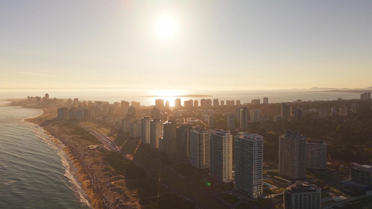 Pôr do sol dourado sobre o horizonte da cidade em Punta del Este, Uruguai