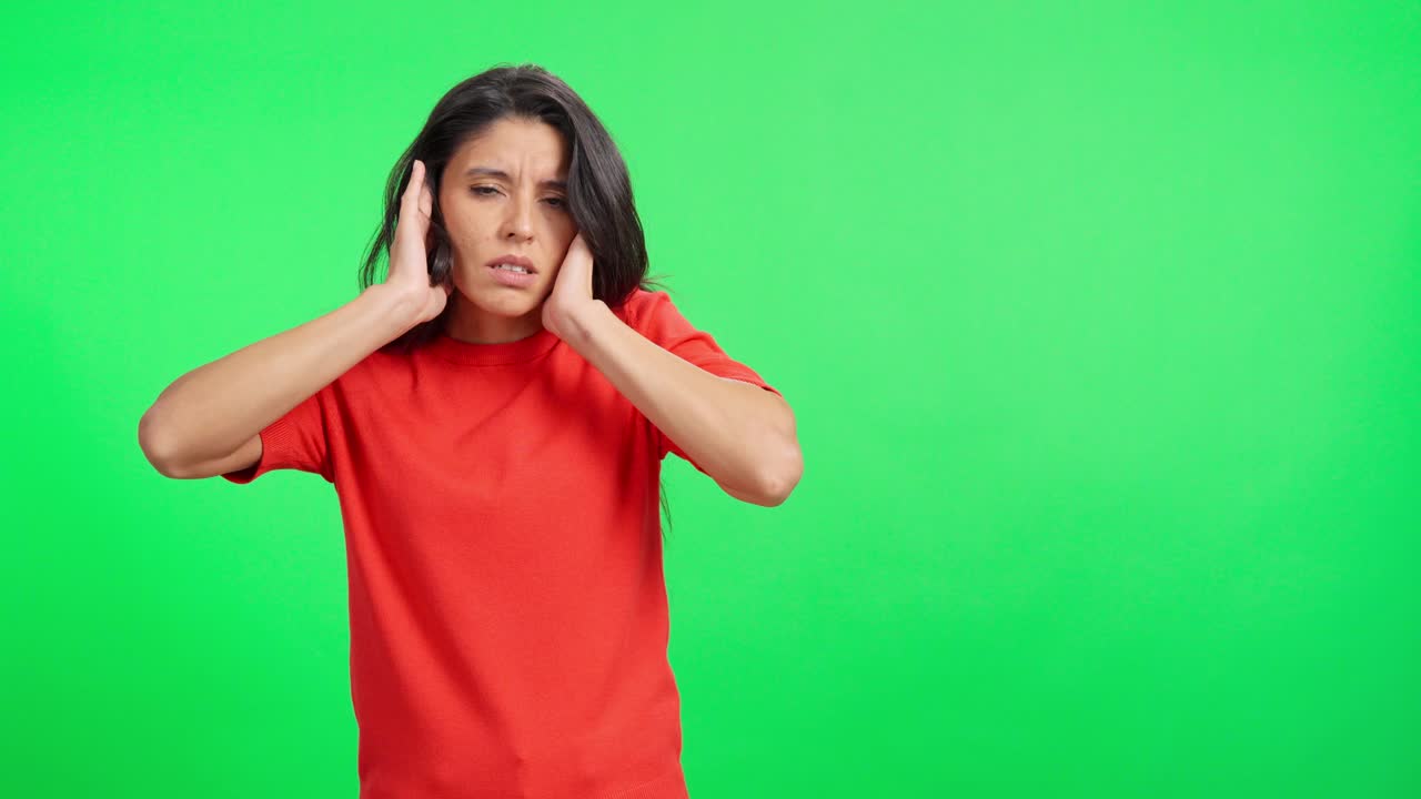 Donna infastidita che si copre le orecchie per il rumore forte