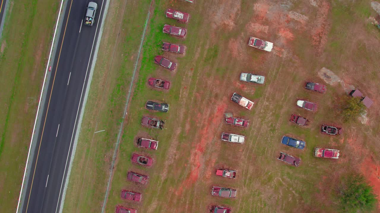 많은 빈티지 자동차가 서로 에 줄을 서고, 얼룩진, 손상된, 땅 속에 묻힌, 주변에 진이 남겨진, 현대화된 자동차가 에 있는 도로에서 운전하고, 생생한 색의 차량, 드론을 운전하고 있습니다.