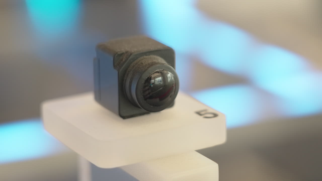 Sensore della telecamera ADAS (Advanced Driver Assistance System) per il settore automobilistico esposto su uno stand, che mette in risalto la tecnologia di assistenza alla guida basata sulla visione per i moderni veicoli intelligenti. Cina