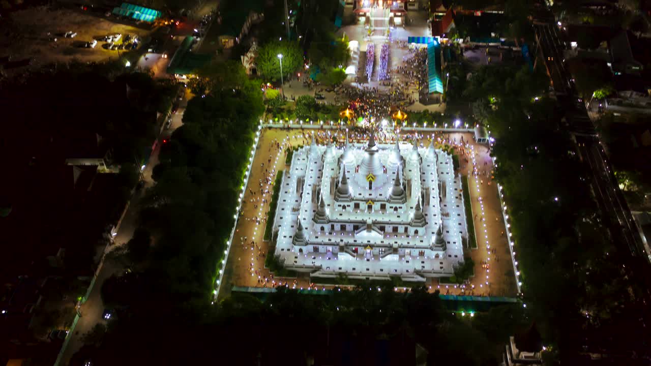 drone vista aérea de lapso de tiempo sobre la gran pagoda en el templo de asokaram en samutprakarn cerca de bangkok, tailandia. vista aérea de muchos budistas que asisten a la triple circunvalación en el día de visakha bucha generalmente tiene lugar en mayo, en la luna llena.