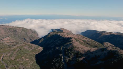 inversión de nubes blancas debajo de la meseta montañosa de pico ruivo, madeira