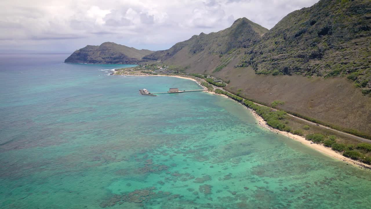 하와이의 바위와 모래 해안선은 매혹적인 푸른 바다와 함께 탐험을 초대합니다.