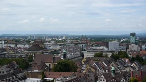 Blick-Auf-Die-Skyline-Von-Freiburg-Vom-Freiburger-Dom-An-Einem-Bewölkten-Frühlingstag