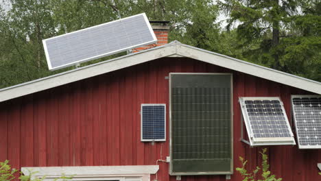 Concepto-De-Vida-Fuera-De-La-Red,-Toma-Detallada-De-Paneles-Solares-En-El-Techo-De-La-Cabaña-Fuera-De-La-Red-En-El-Bosque