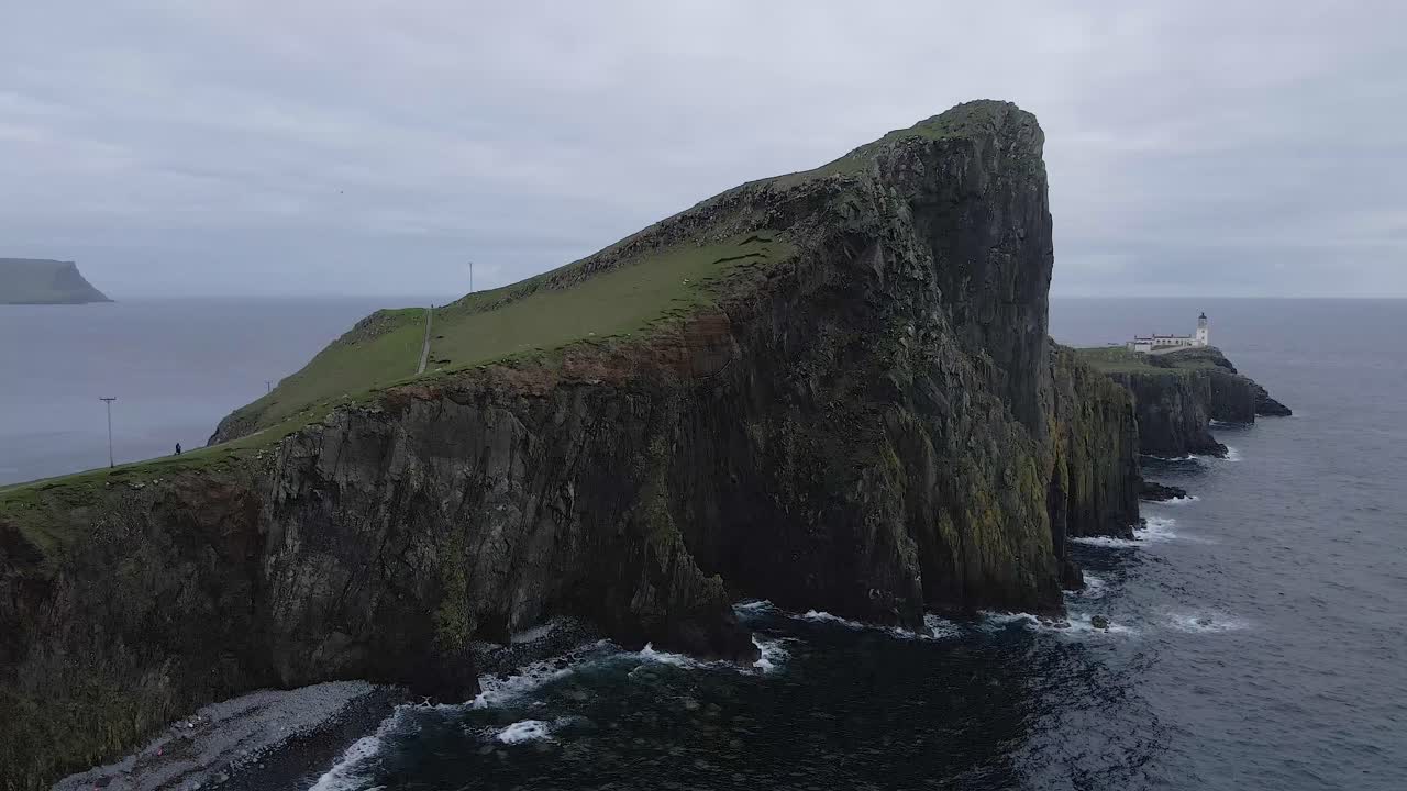 imágenes aéreas de drones de 4k de lado a lado de acantilados y rocas con faro en neist point en la costa de escocia, reino unido