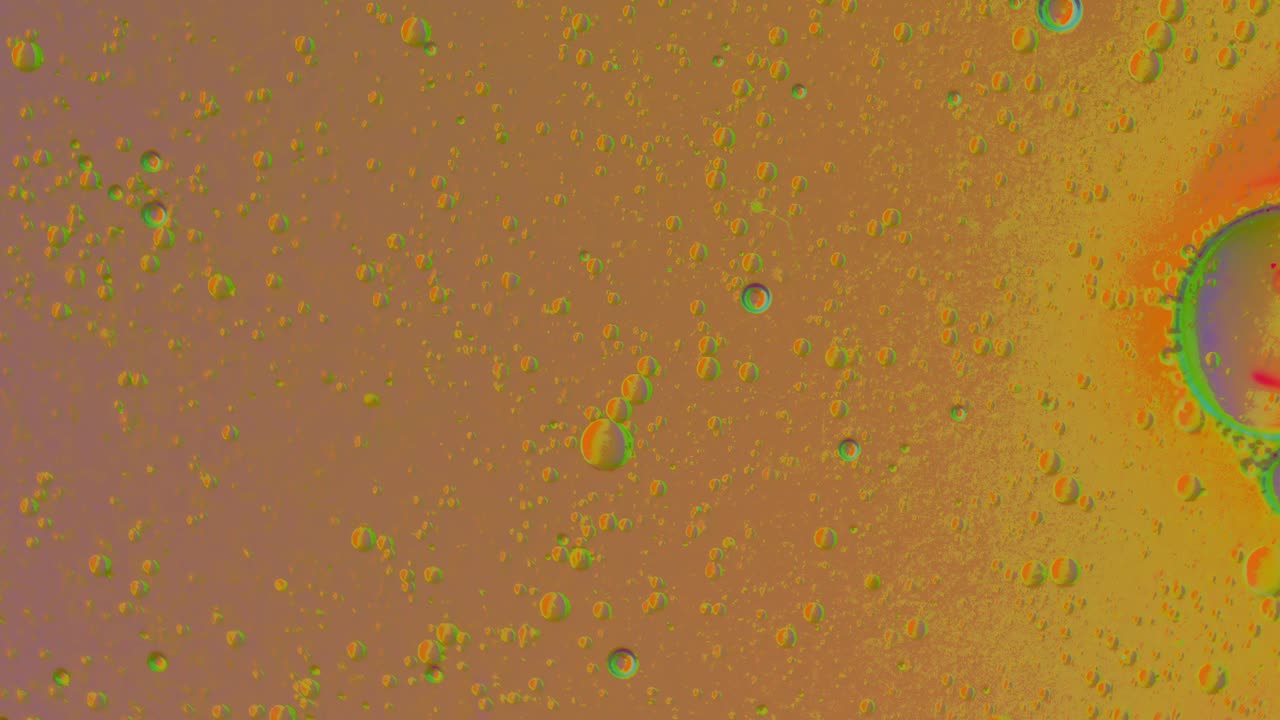 крупные пузырьки воздуха плавают на искажающих цветах и жирной жидкости