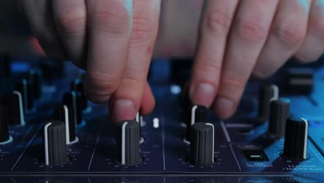 dj mezclando musica