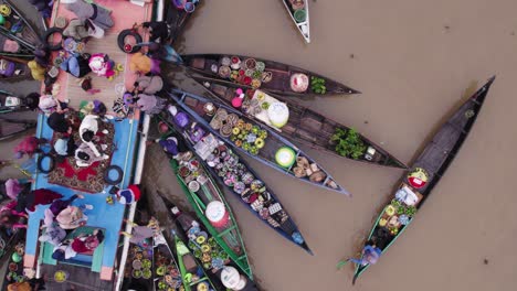 Local-people-trading-food-at-Banjarmasin-floating-produce-market,-top-down