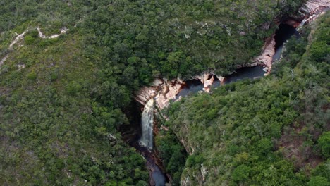 Luftdrohnenfilmaufnahme-Der-Unglaublichen-Mückenfälle,-Umgeben-Von-Tropischem-Dschungel-Und-Klippen-Im-Nationalpark-Chapada-Diamantina-Im-Nordosten-Brasiliens-An-Einem-Warmen,-Sonnigen-Sommertag