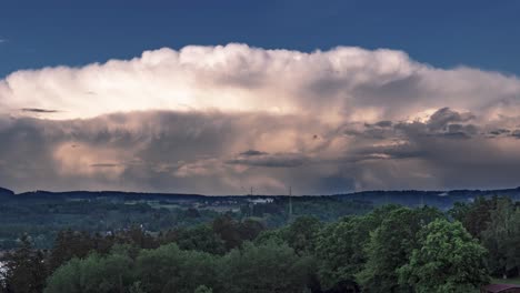 dramática formación de nubes cumulonimbus sobre el campo al atardecer