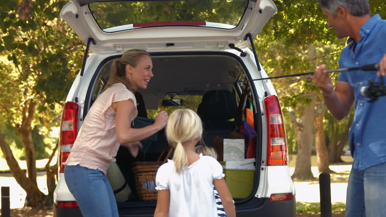 Famiglia felice sta preparando per il viaggio